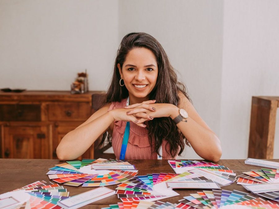 Designer zâmbitor cu palete de culori pe birou
