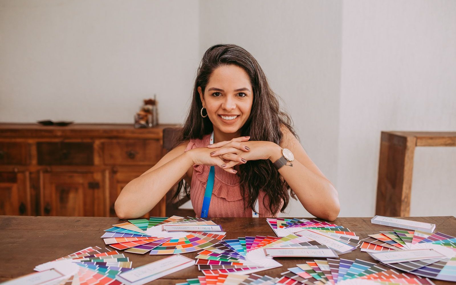 Designer zâmbitor cu palete de culori pe birou