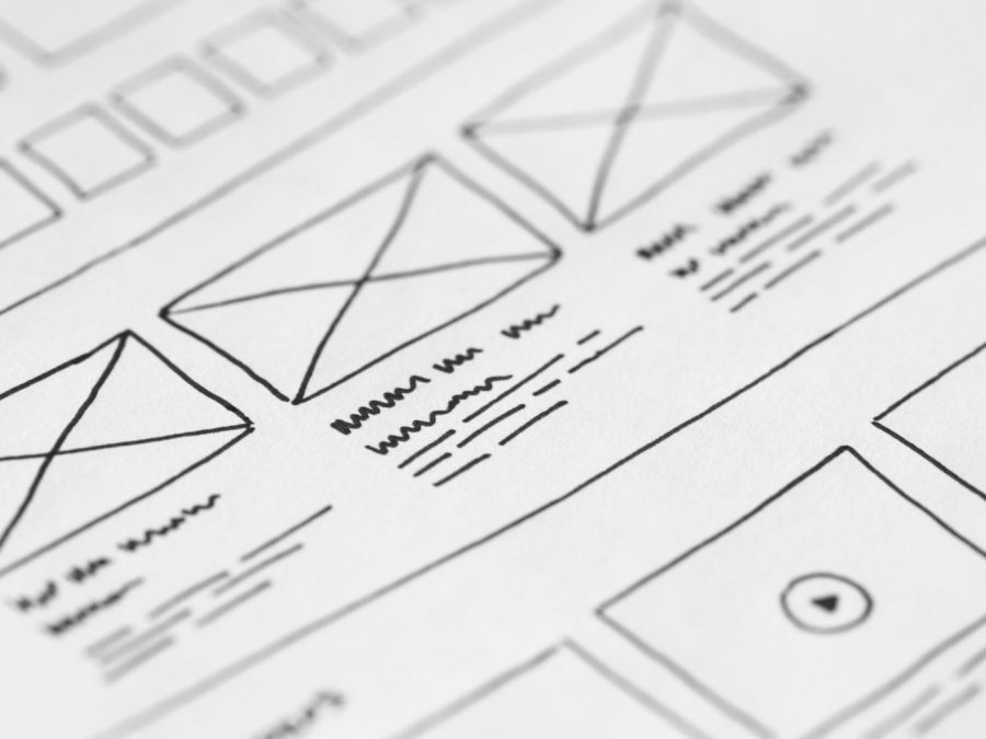 Schiță desenată de mână a unui wireframe pentru un site, pe hârtie