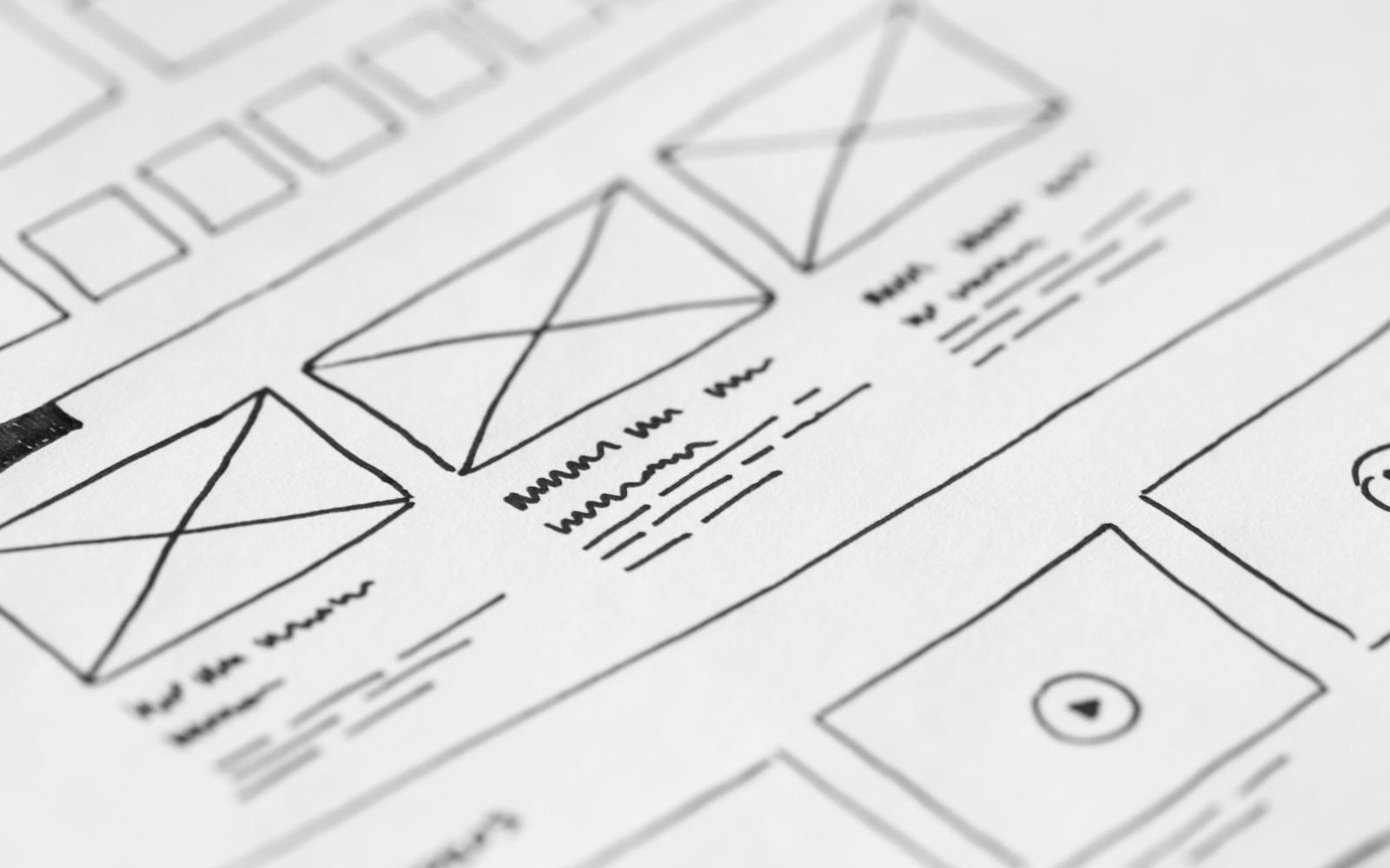 Schiță desenată de mână a unui wireframe pentru un site, pe hârtie