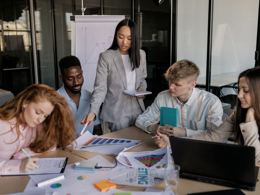 Colegi care discută strategia de business într-un birou modern