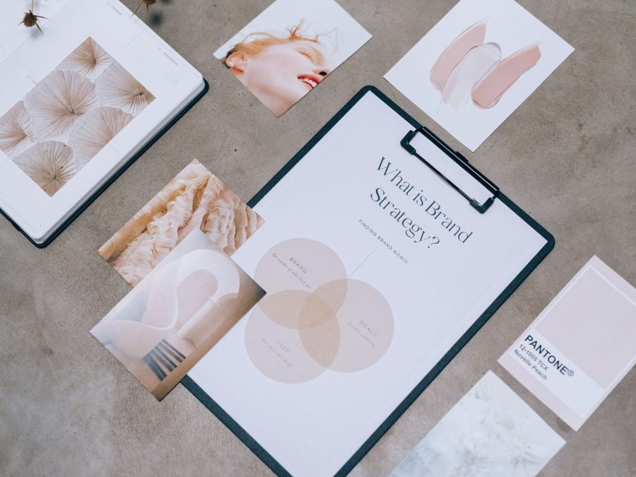 Materiale de branding și concepte de design, așezate pe masă