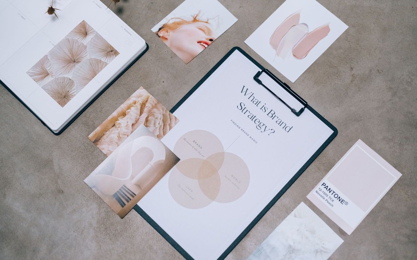 Materiale de branding și concepte de design, așezate pe masă