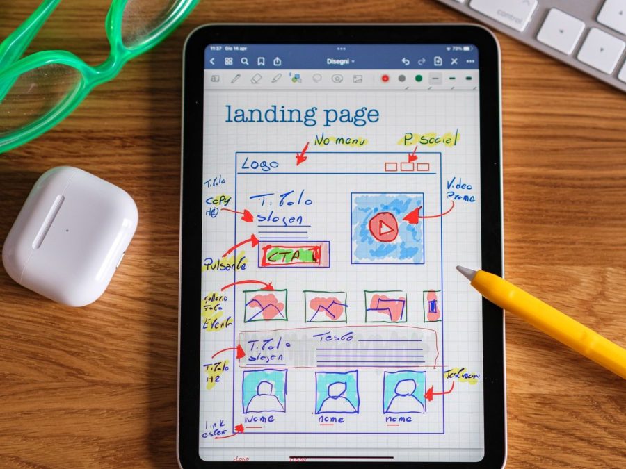 Tabletă cu un design de landing page desenat de mână