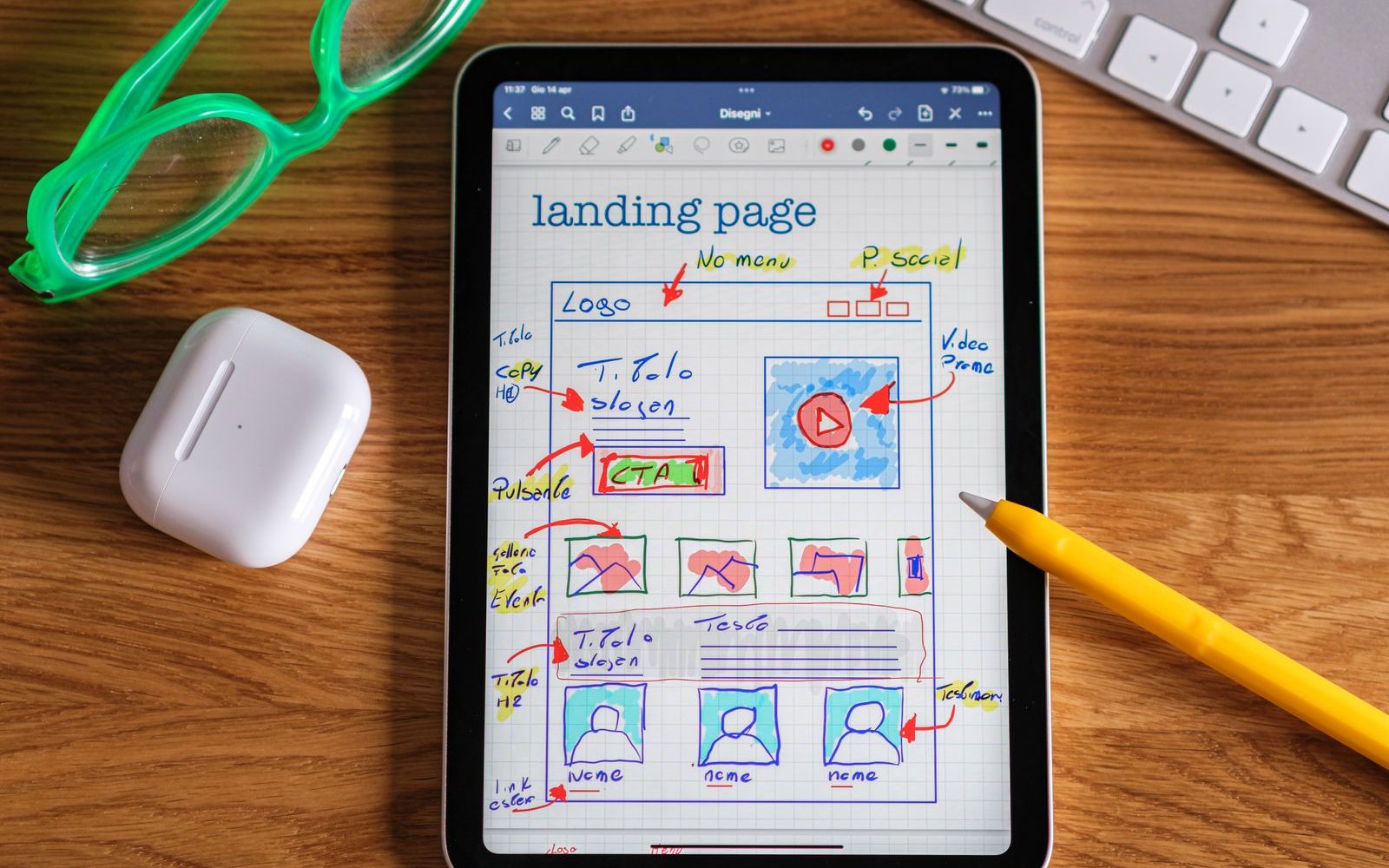 Tabletă cu un design de landing page desenat de mână