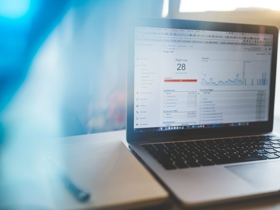 Laptop care afișează Google Analytics într-un spațiu de lucru modern