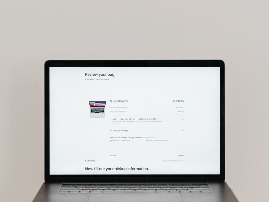 Laptop cu un ecran de finalizare a comenzii într-un magazin online