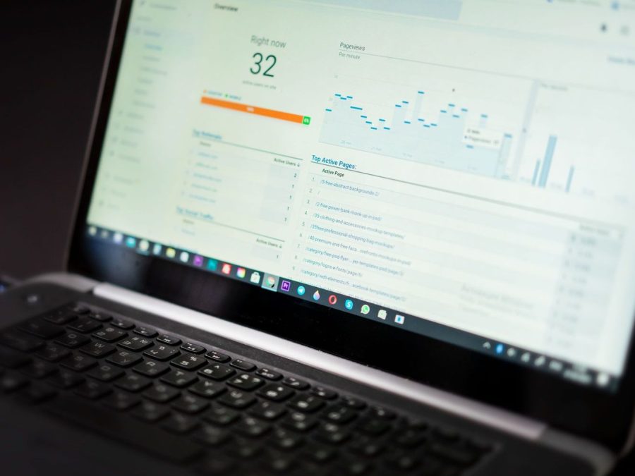 Laptop cu un tablou de bord de analiză cu date în timp real
