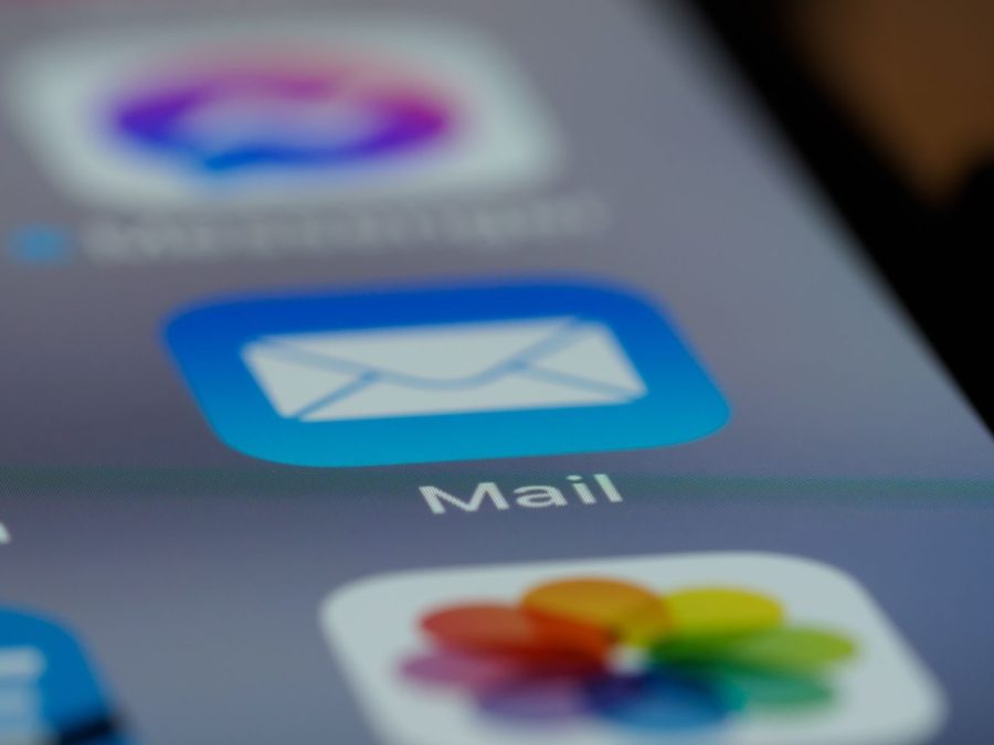 Pictograma unei aplicații de e-mail pe ecranul unui smartphone