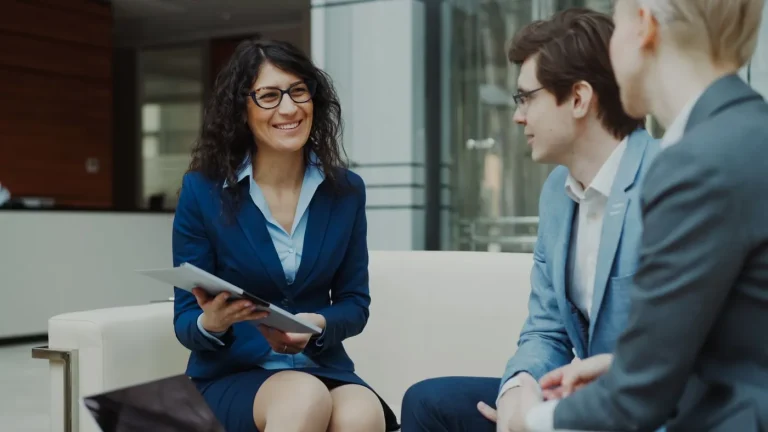 Profesioniști care discută strategia de afaceri într-un birou corporate
