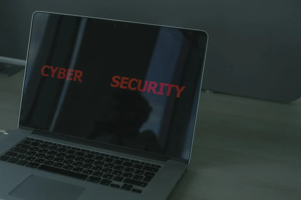 Laptop cu ecran de securitate informatică într-un birou