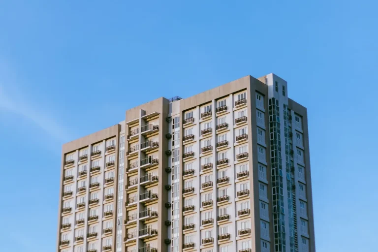Bloc modern de locuințe cu balcoane, sub un cer albastru senin