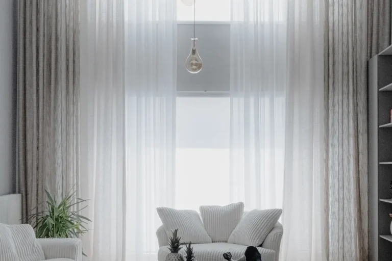 Living modern, minimalist, cu canapele albe și draperii ample