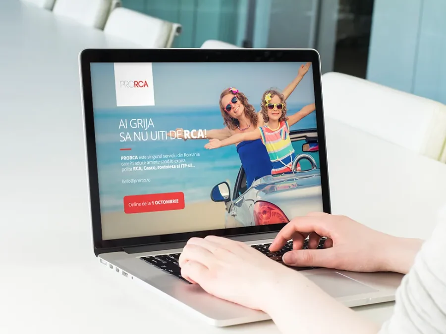 Machetă de design pentru prima pagină ProRCA, prezentată pe laptop