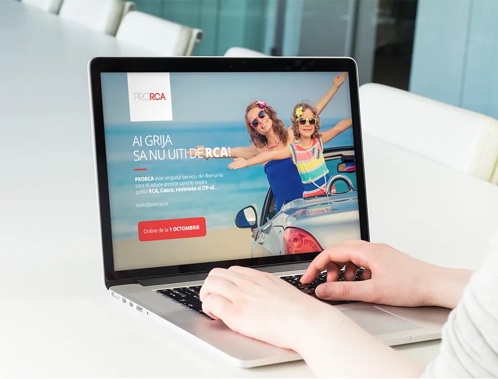 Machetă de design pentru prima pagină ProRCA, prezentată pe laptop