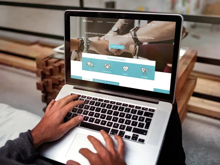 Machetă de design pentru platforma TeSustin, prezentată pe laptop