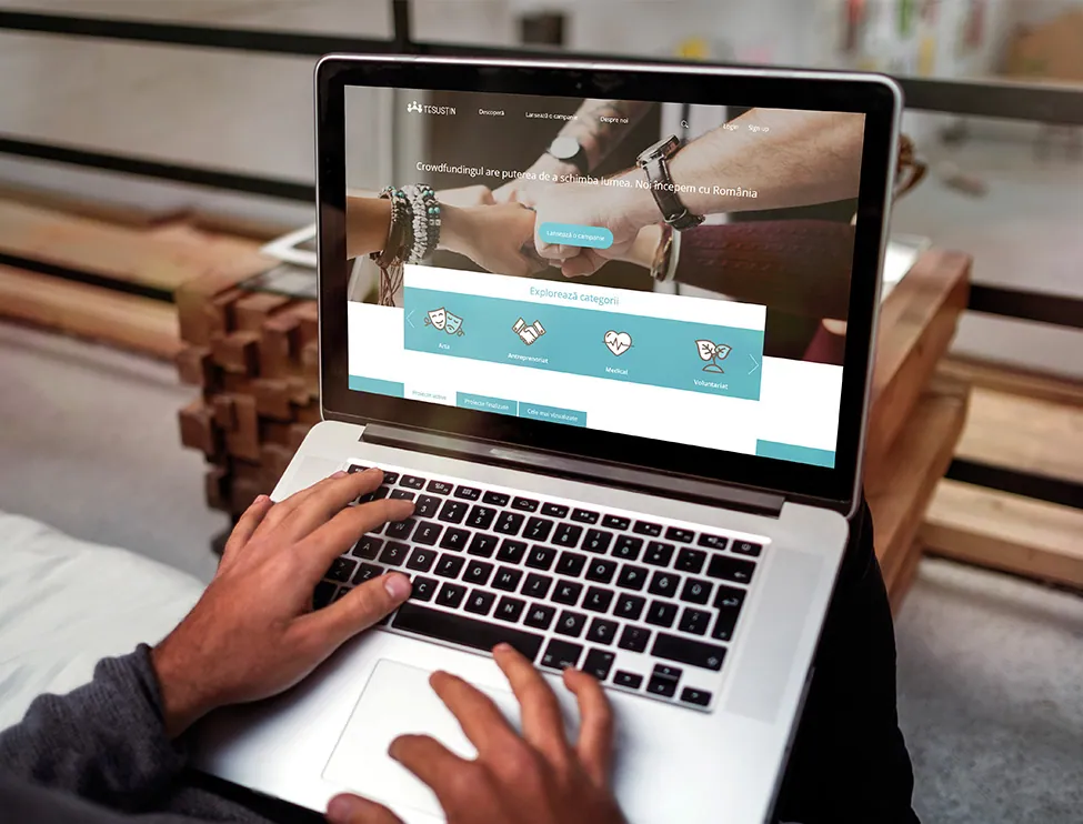 Machetă de design pentru platforma TeSustin, prezentată pe laptop