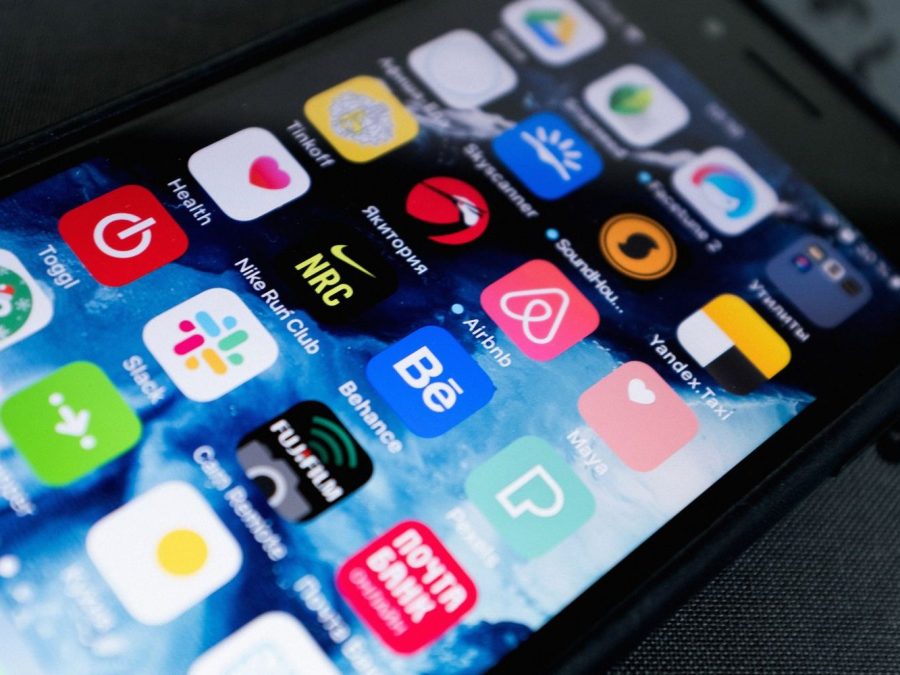 Smartphone cu mai multe pictograme de aplicații pe ecran
