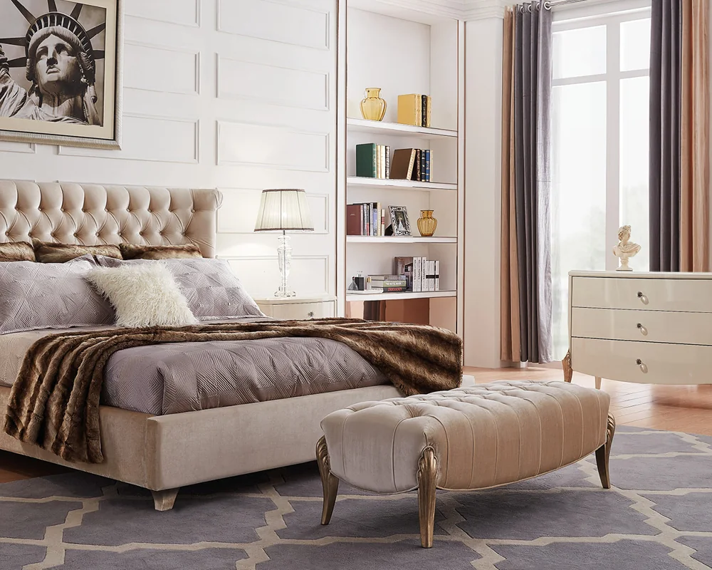 Dormitor elegant, cu mobilier clasic în tonuri deschise